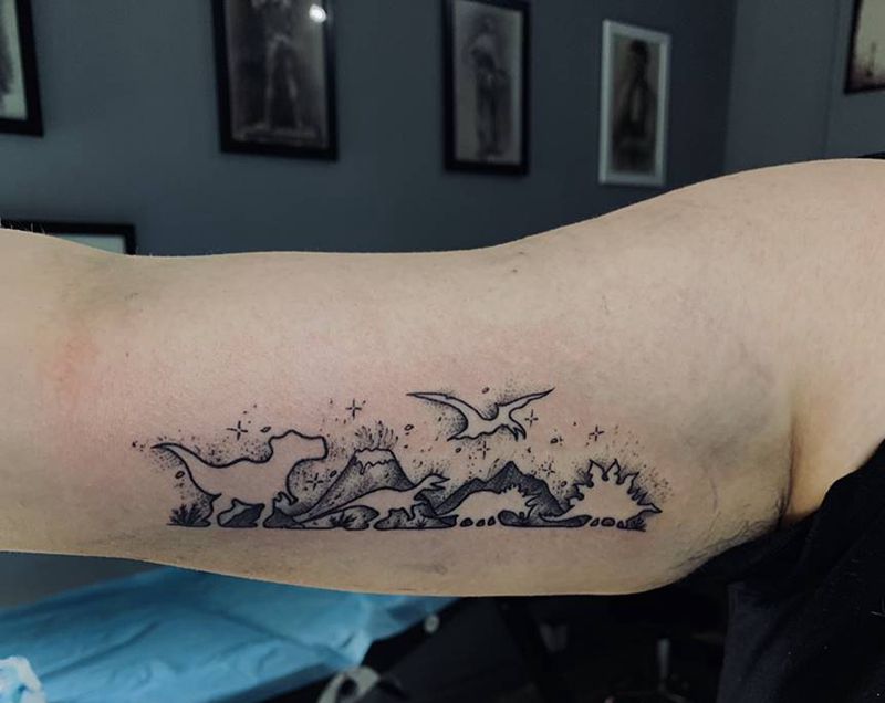 恐龙时代纹身图片_手臂肩部点刺水墨纹身图案