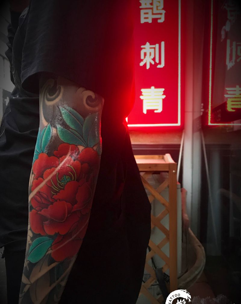 牡丹纹身图片_手臂新传统纹身图案