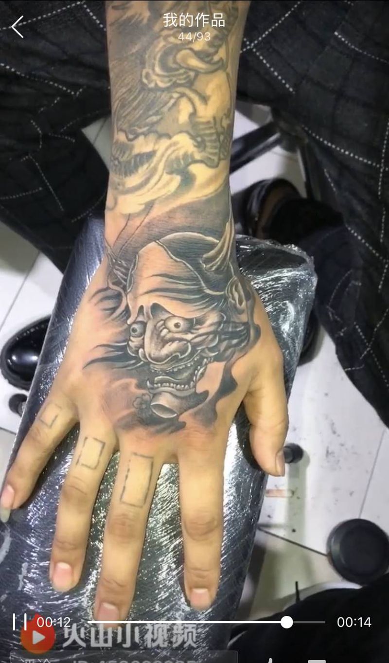 般若纹身图片_手部新传统纹身图案