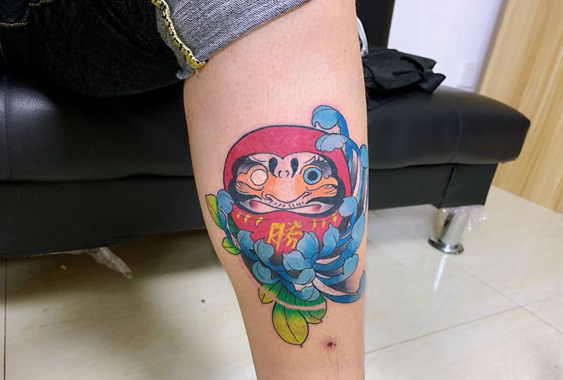 日式达摩小图纹身图片_腿部纹身图案