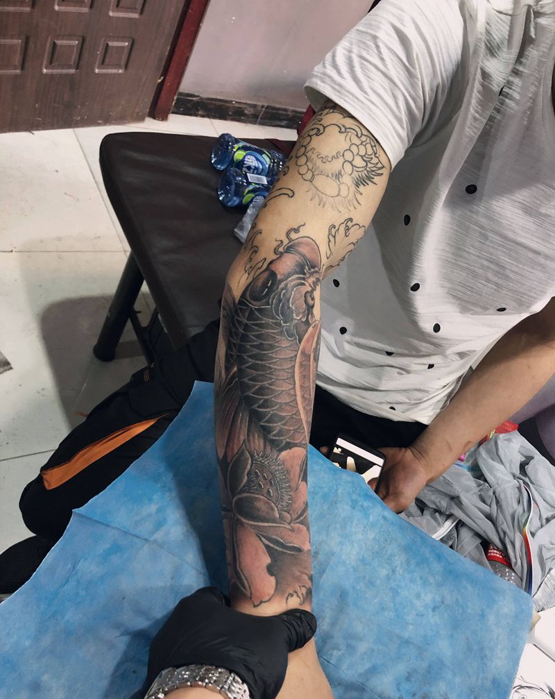 往年的花臂线条上色未完纹身图片_手臂鱼花臂纹身图案