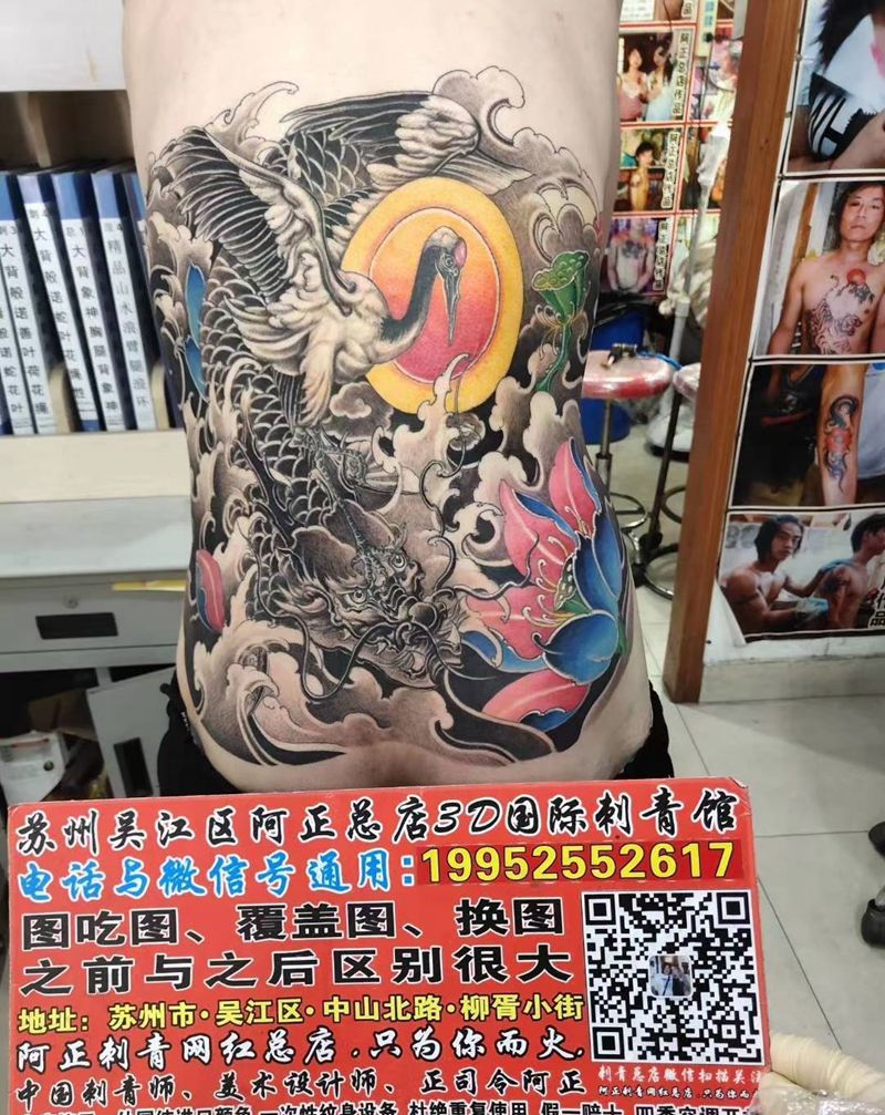 大后背作品欣赏纹身图片_背部腰部水墨老传统鲤鱼越龙门仙鹤龙王纹身图案