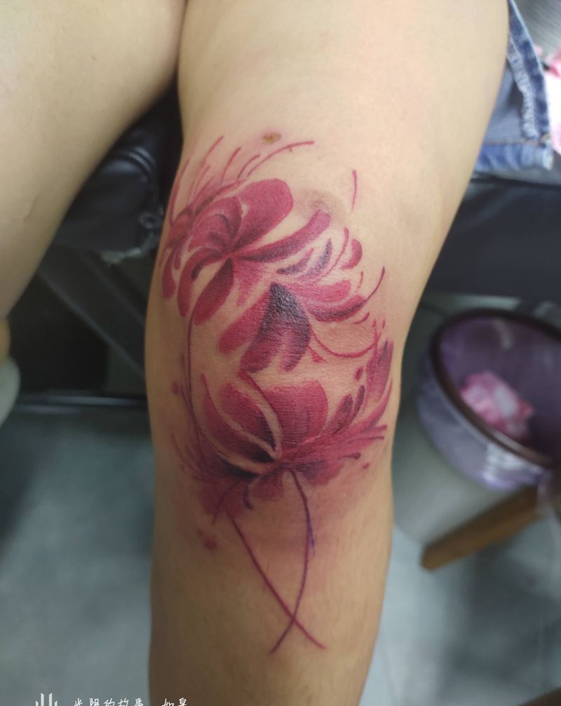 彼岸花，膝盖处小姐姐一声不吭纹身图片_腿部手部新传统老传统彼岸花纹身图案