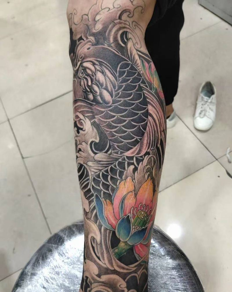 后背鲤鱼立体效果纹身图片_肩部背部老传统水墨鲤鱼莲花立体纹身图案