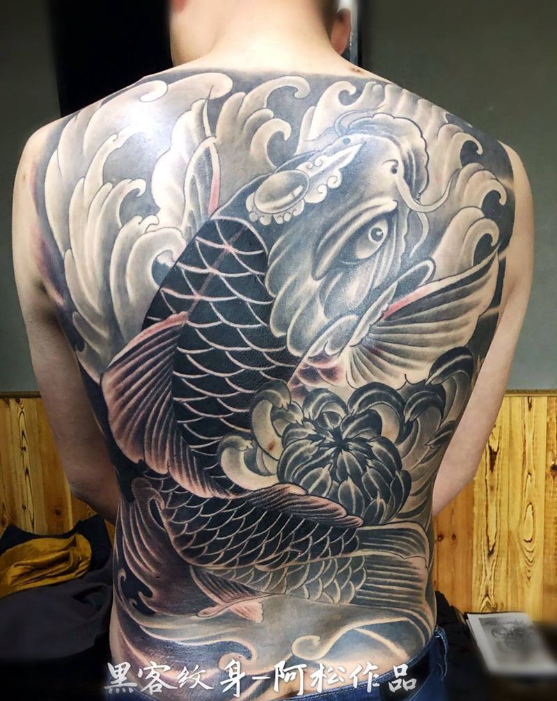 满背鲤鱼纹身图片