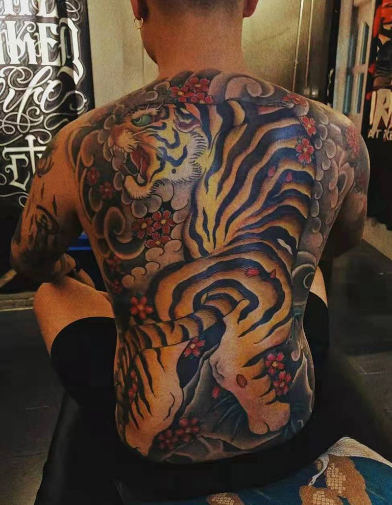 传统满背纹身图片_背部老传统纹身图案