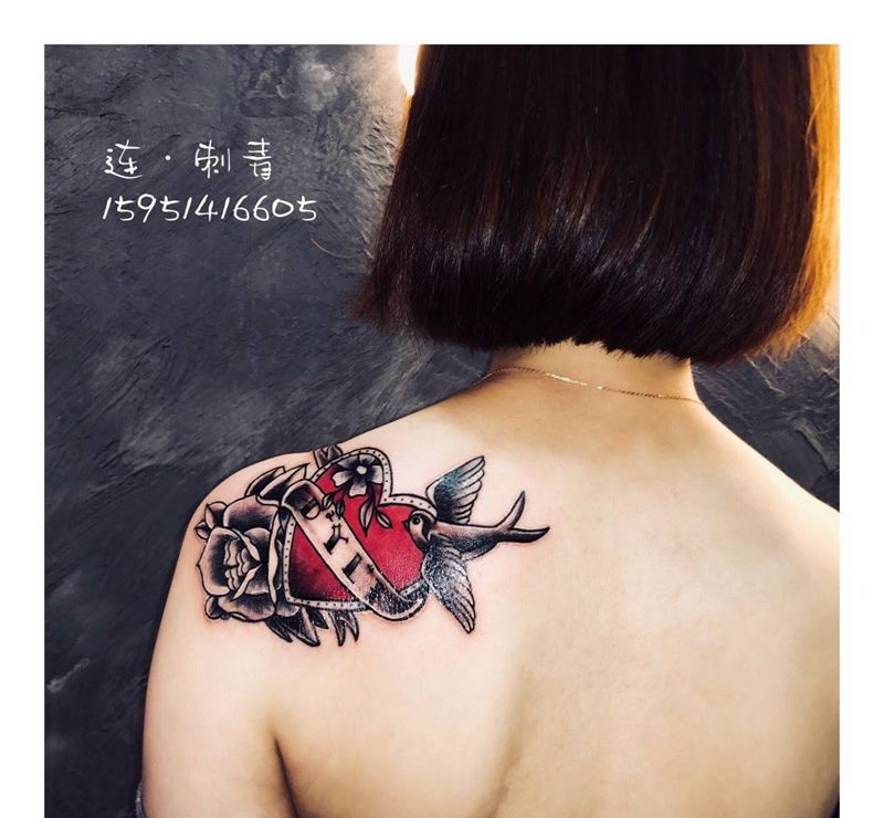 family纹身图片_欧美肩部纹身图案