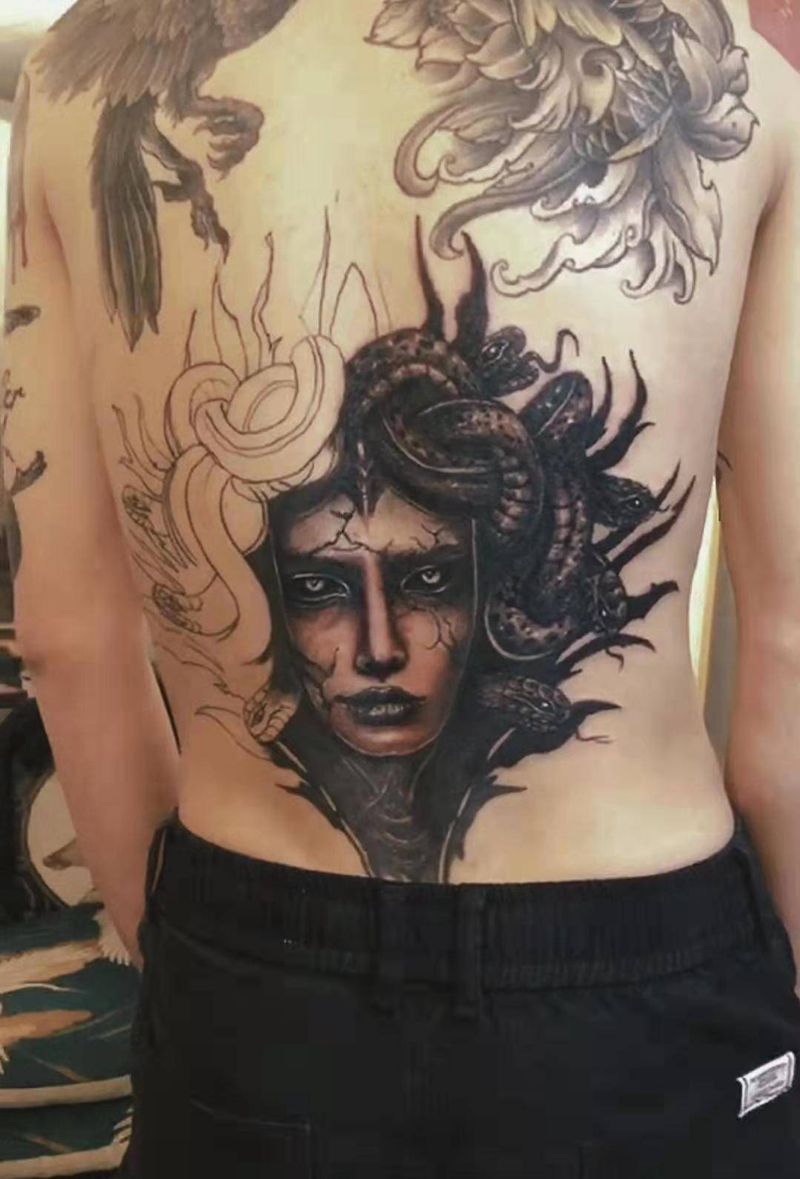 美杜莎纹身图片_腰部欧美写实几何纹身图案