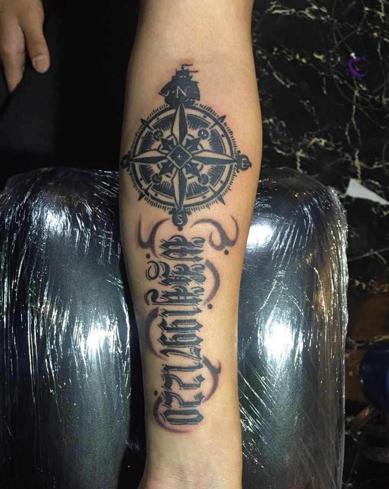 指南针加字母数字纹身图片_成品手部纹身图案