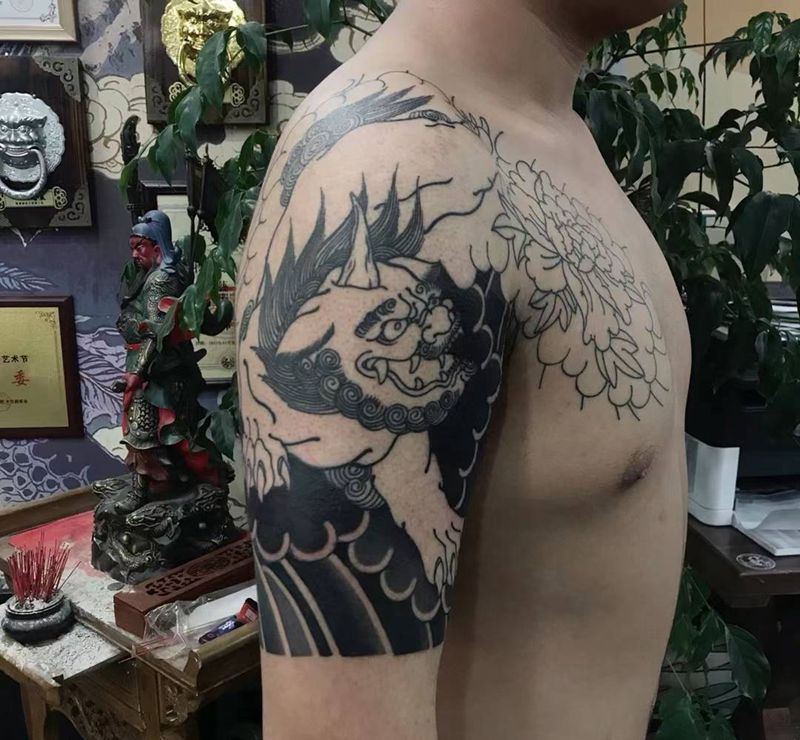 半甲唐狮纹身图片_手臂老传统纹身图案