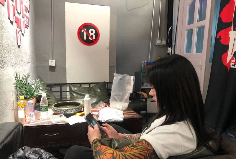 咖粉纹身图片_手臂背部欧美写实老传统纹身图案