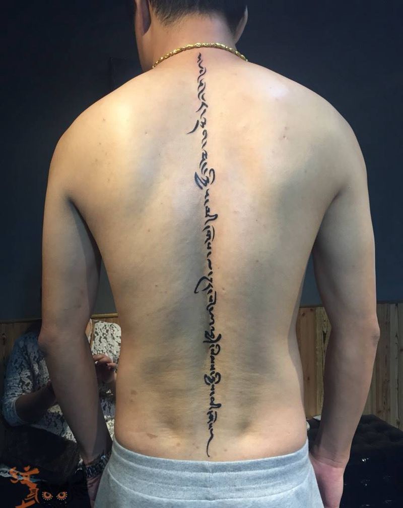 背部纹身图片_成品背部清新字符图腾纹身图案