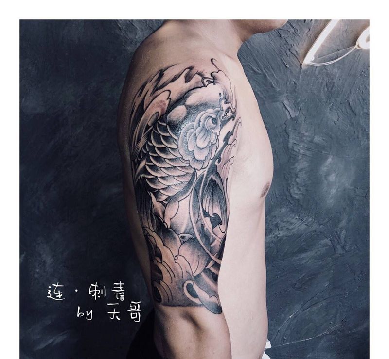 大臂大鲤鱼 黑灰纹身图片_传统手臂纹身图案