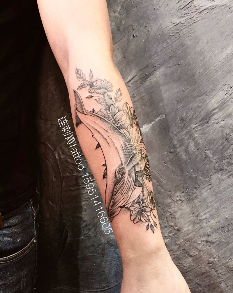 单色调小海豚纹身图片_手臂海豚单色调纹身图案