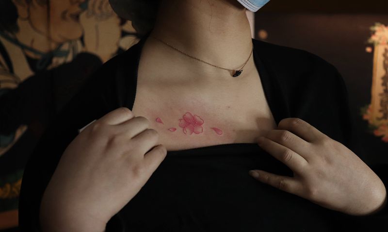 sakura纹身图片_胸部水彩纹身图案