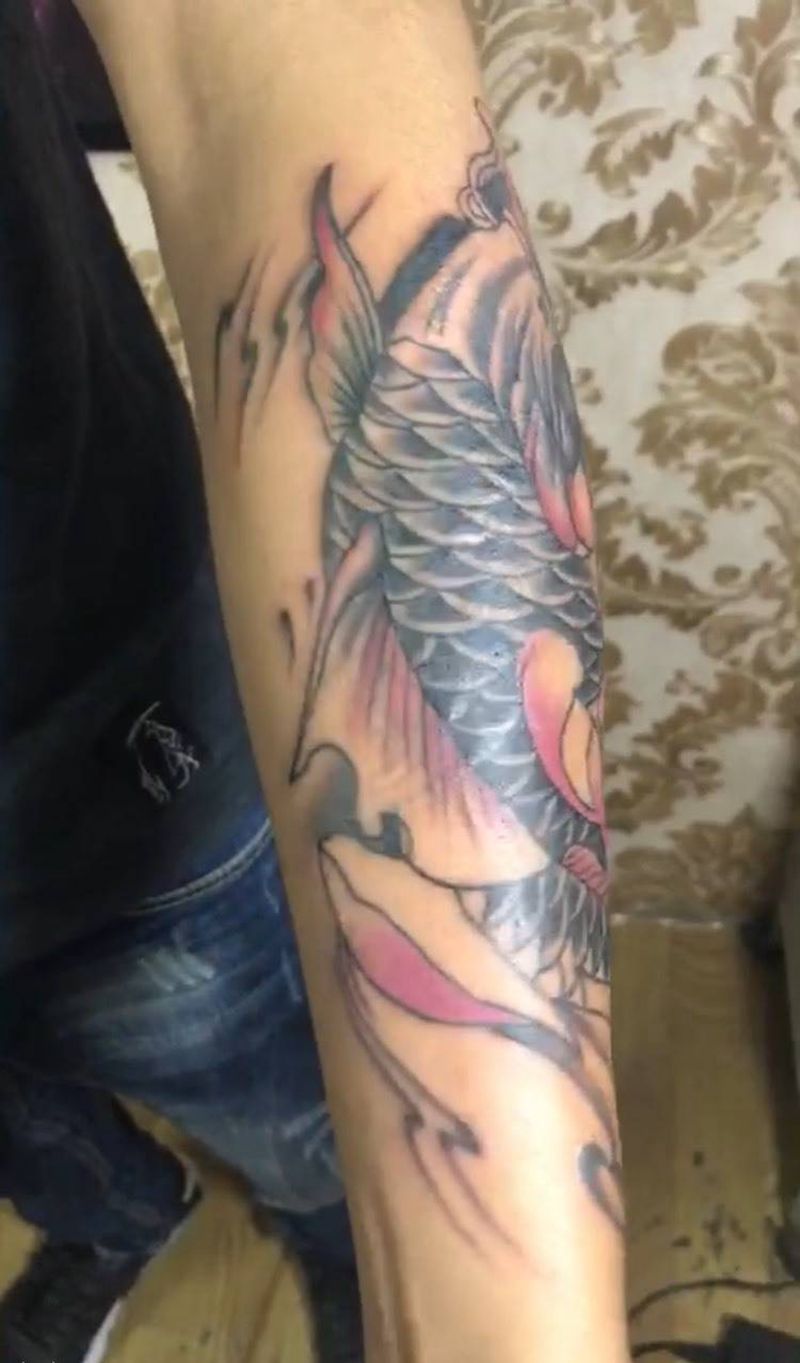 小臂鲤鱼遮盖纹身图片