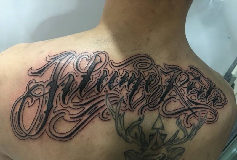 奇卡诺花体字纹身图片_成品肩部背部手部传统写实几何植物宗教字符纹身图案