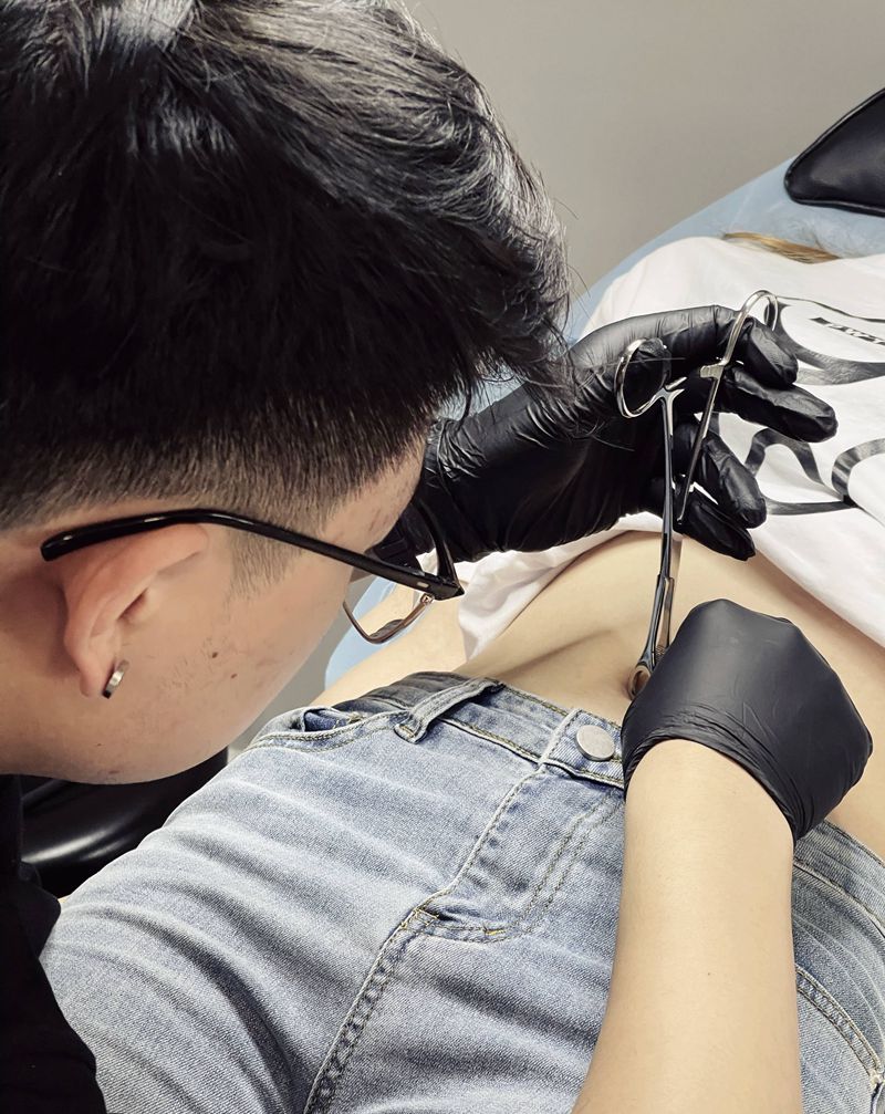 穿孔纹身图片_腹部欧美写实纹身图案