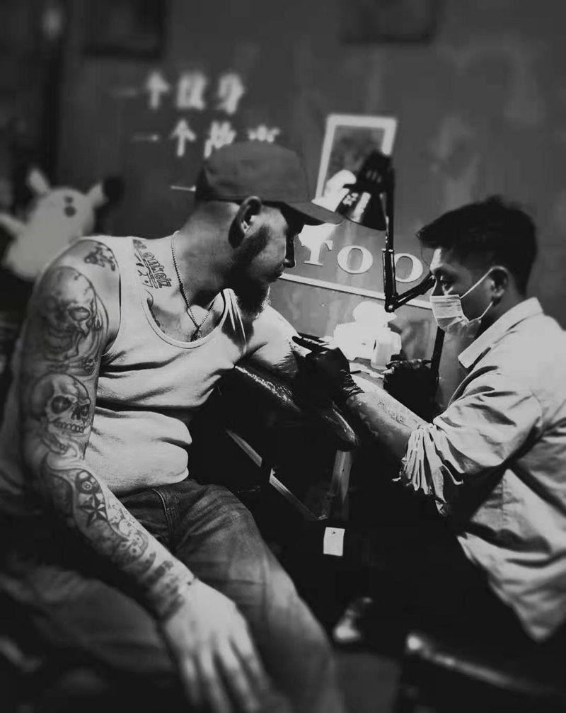 奥地利群时代老铁纹身图片_手臂欧美写实纹身图案