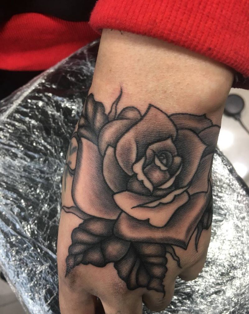 玫瑰纹身图片_手部腿部Old SchoolNew School纹身图案