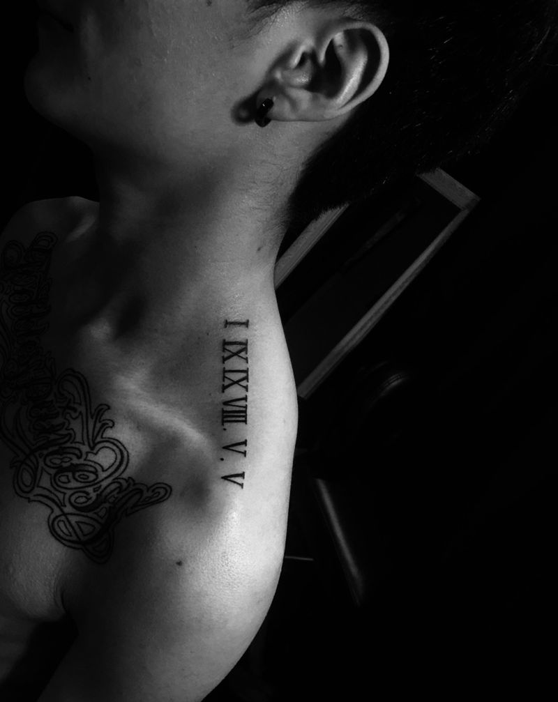 罗马数字纹身图片_肩部背部花体字几何纹身图案