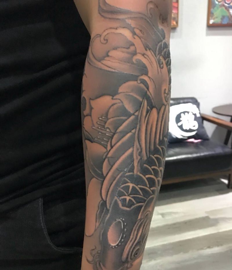 黑灰鲤鱼纹身图片