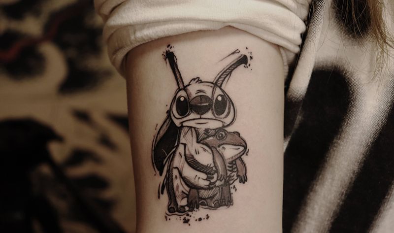 抱着蛤蟆的史迪仔纹身图片_手臂New School纹身图案