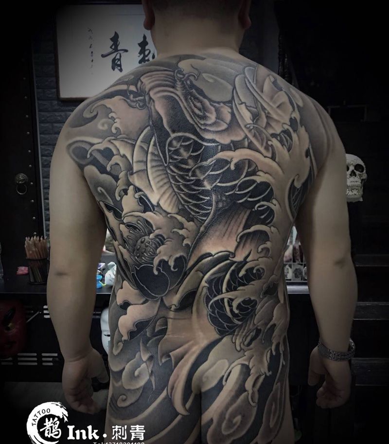 满背鲤鱼纹身图片_背部新传统鲤鱼纹身图案