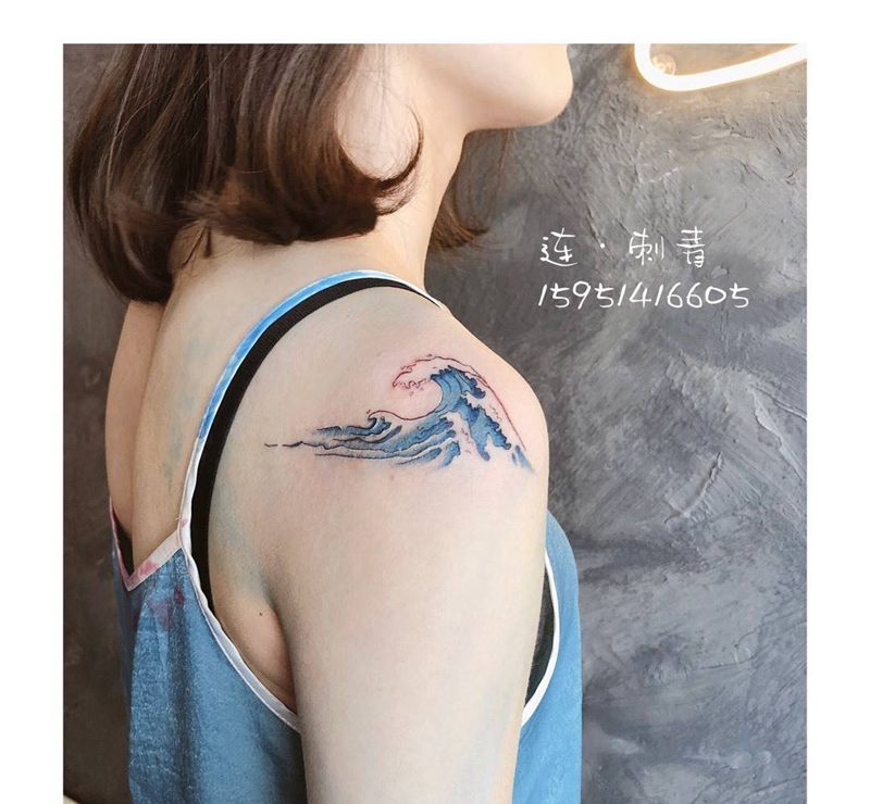 浪个哩个浪纹身图片_清新肩部纹身图案