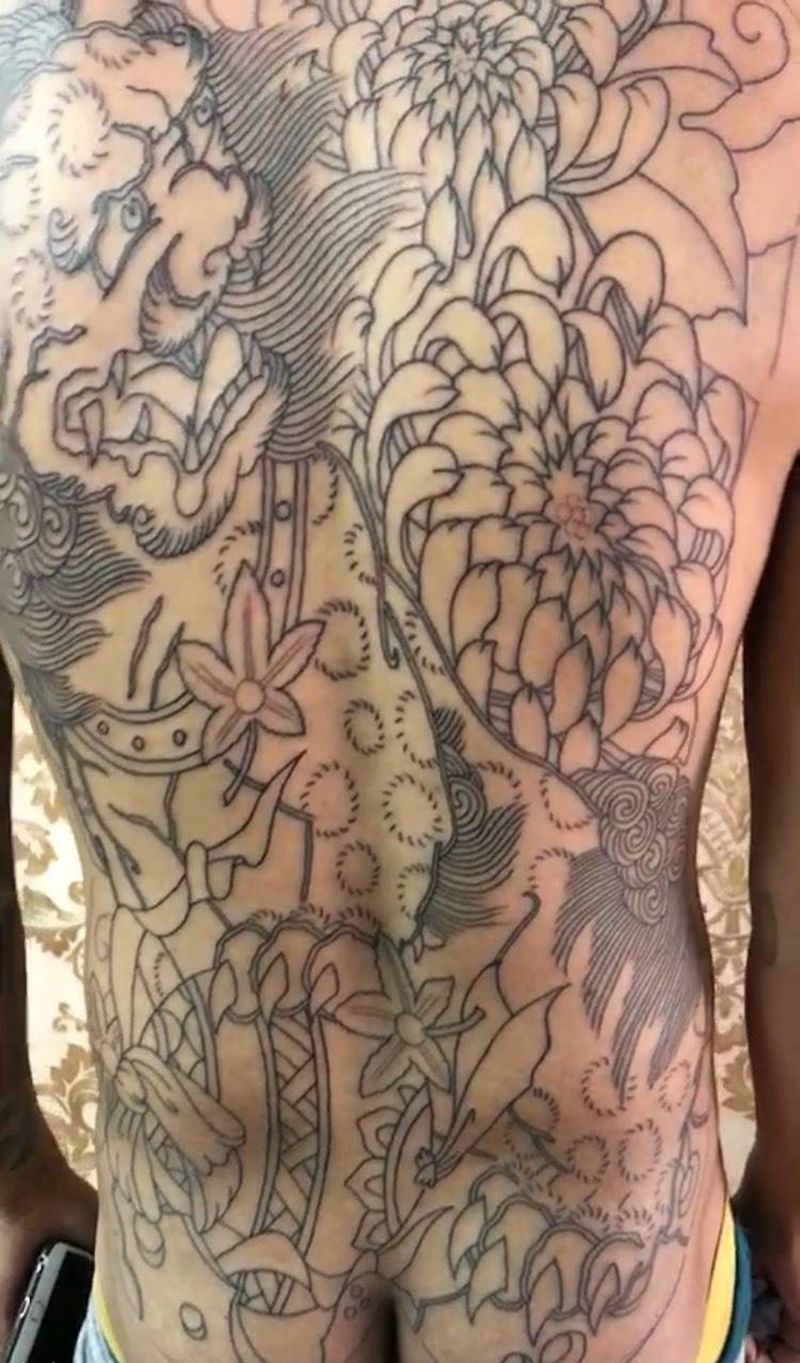 满背唐狮纹身图片