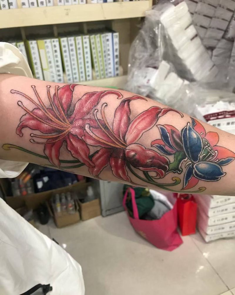 彼岸花荷花组合纹身图片_手臂胸部水彩花体字彼岸花荷花组合纹身图案