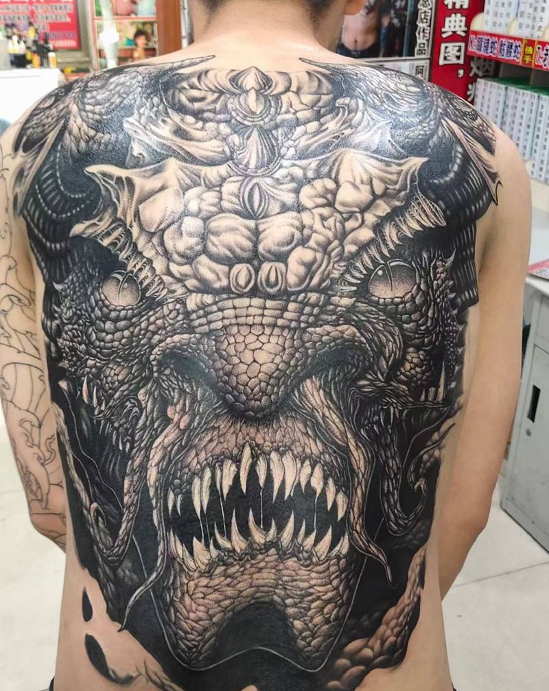 不动明王龙王大后背纹身图片_背部腿部老传统水墨龙王鲤鱼越龙门不动明王纹身图案