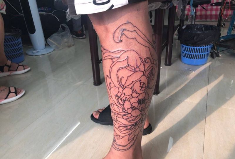 爆菊纹身图片_成品腿部传统纹身图案