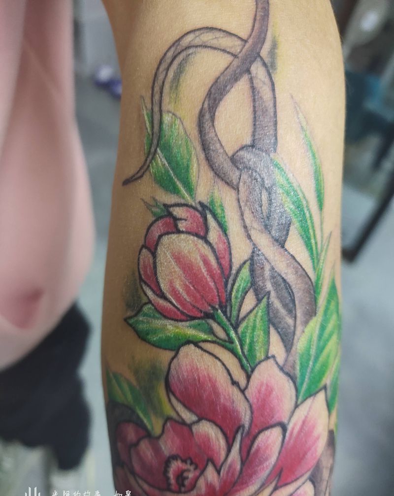 本来是小清新线条客人要求上色纹身图片_手臂手部新传统New School花，蛇纹身图案