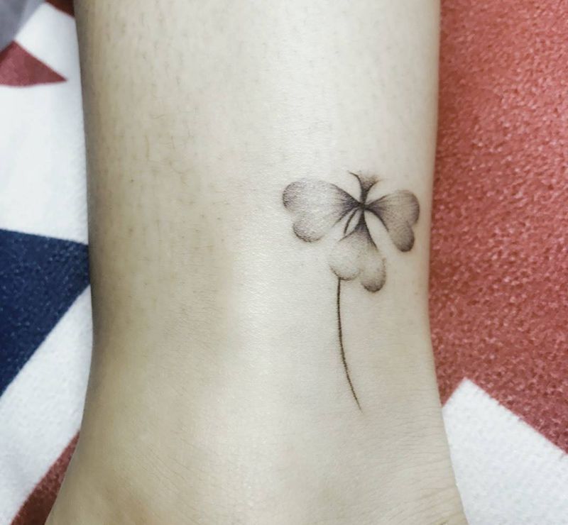 四叶草纹身图片_成品清新植物纹身图案