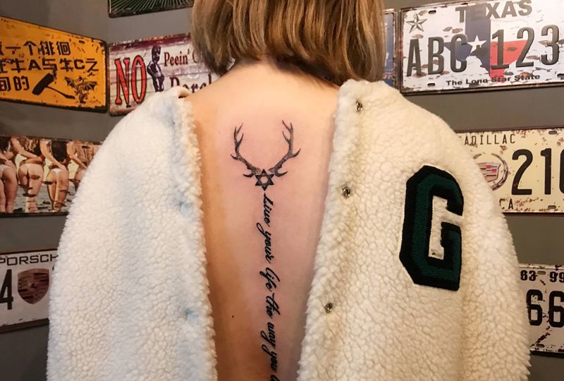后背字母纹身图片_背部纹身图案