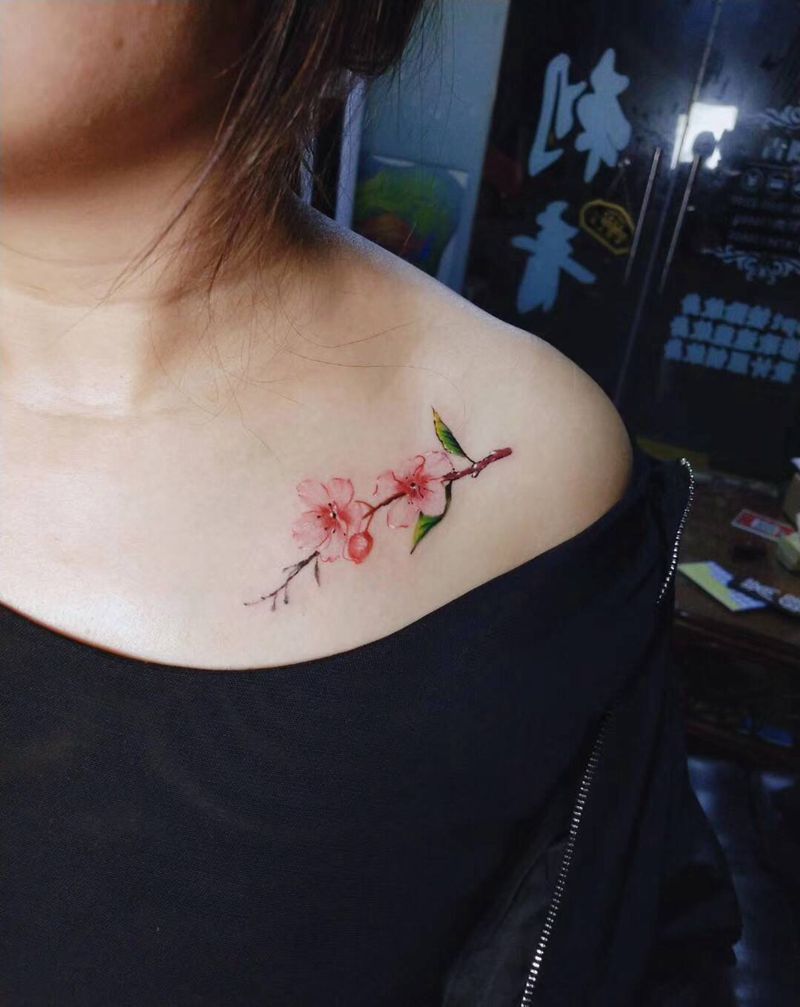 小花纹身图片_胸部水墨水彩纹身图案