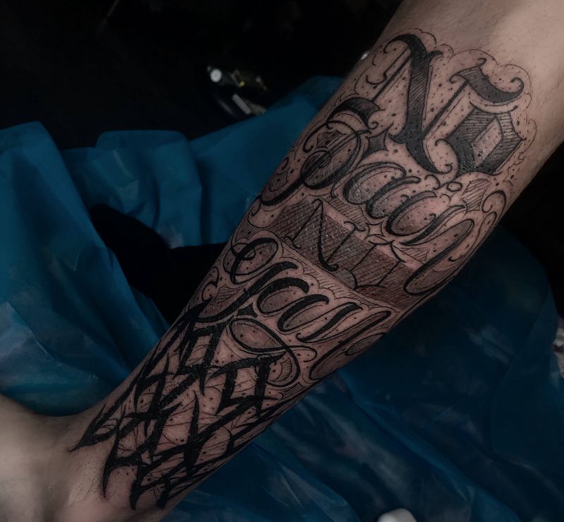 其卡诺小腿纹身图片_腿部花体字纹身图案