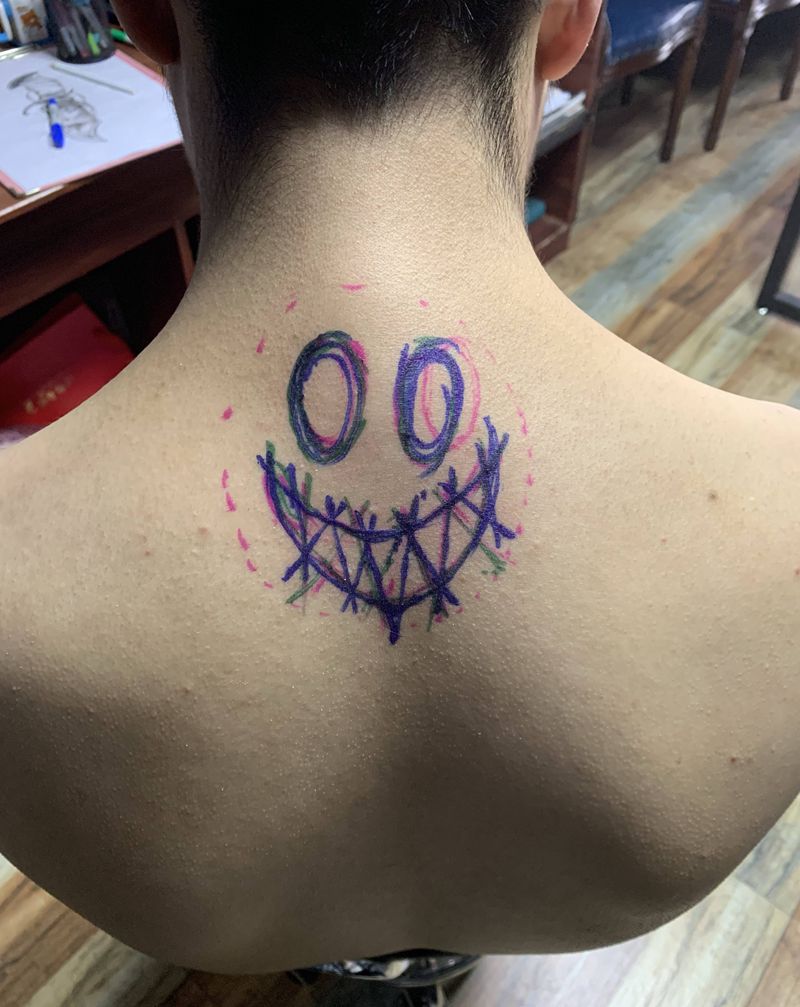 改面小丑纹身图片_颈部新传统纹身图案