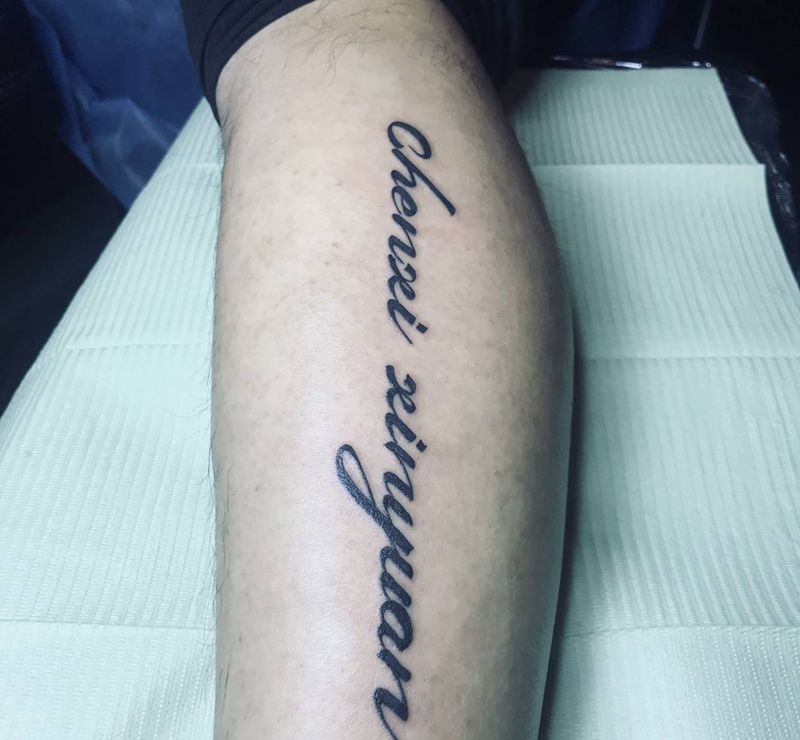 字母纹身图片_腿部纹身图案