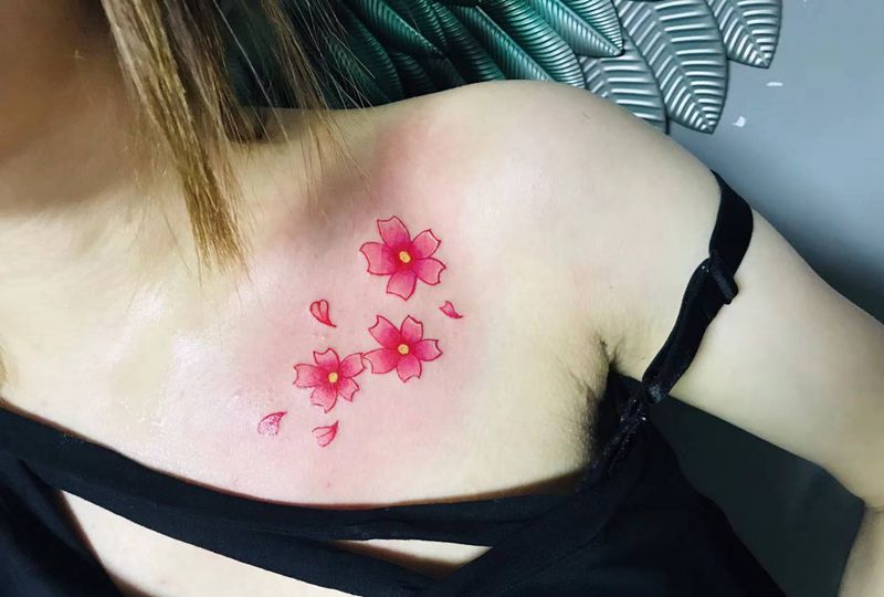 花纹身图片_胸部纹身图案