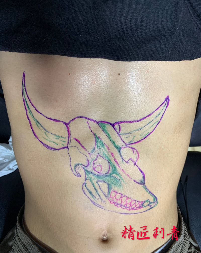 黑灰牛头纹身图片_腹部纹身图案