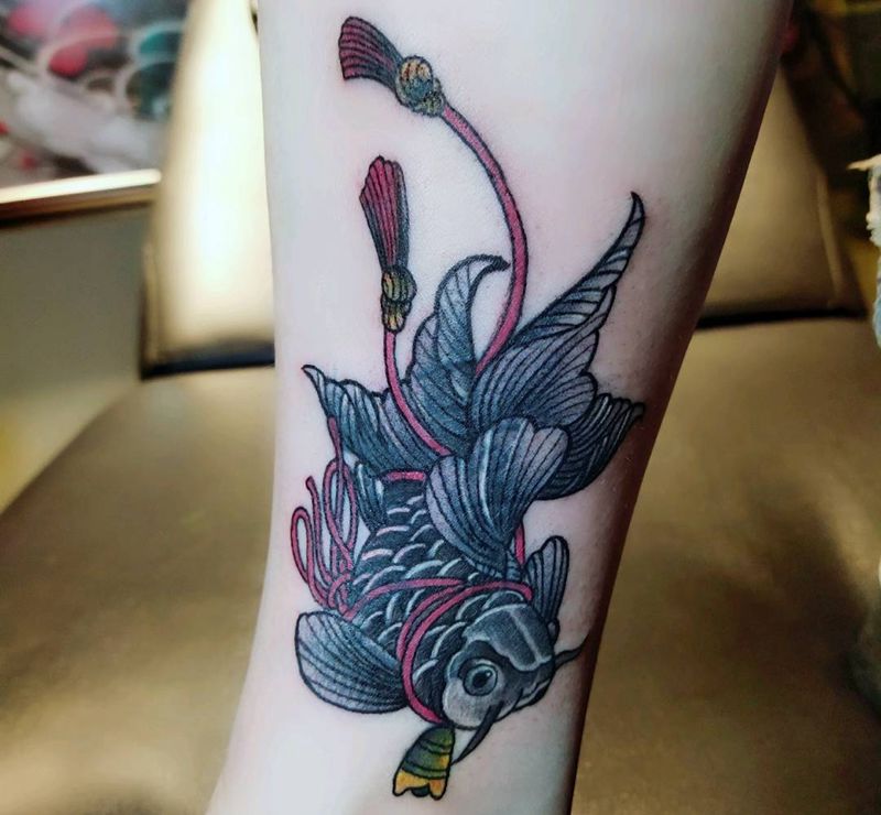 金鱼遮盖纹身图片_腿部纹身图案