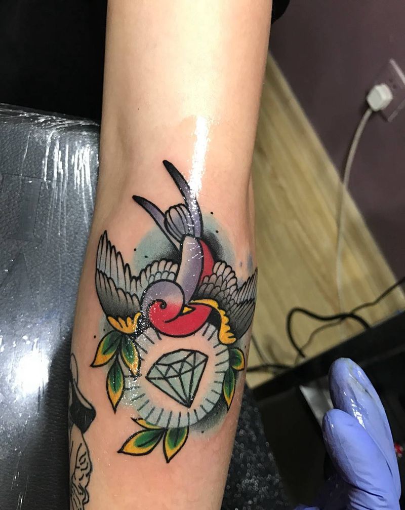 燕子爱钻石纹身图片_手臂Old SchoolNew School纹身图案