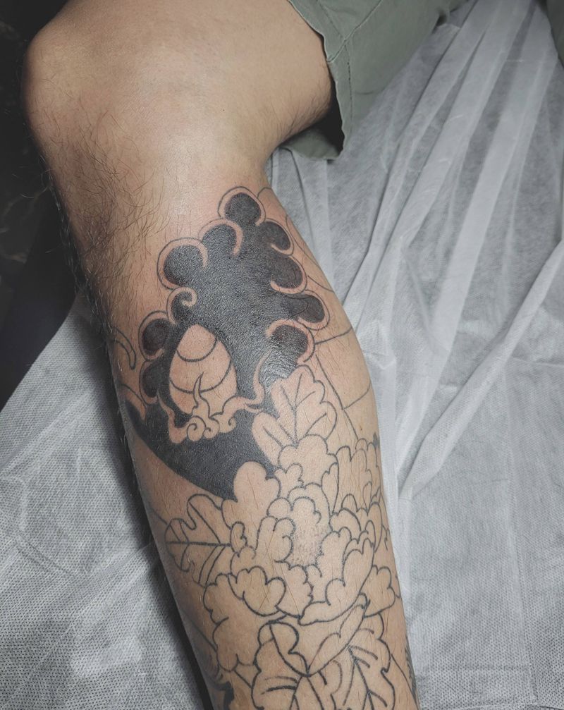 小腿老传统牡丹宝珠纹身图片_腿部老传统牡丹宝珠纹身图案