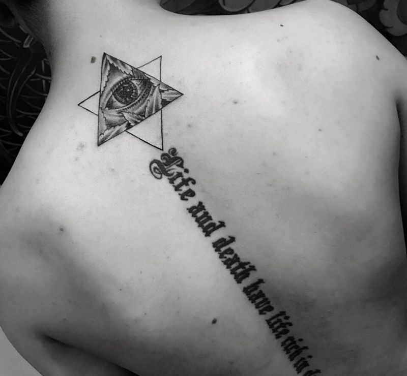 上帝之眼纹身图片_成品颈部背部清新几何纹身图案