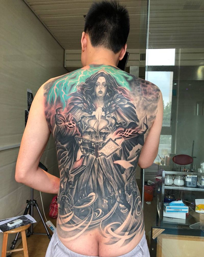爱看书的老巫师纹身图片_背部臀部欧美写实纹身图案