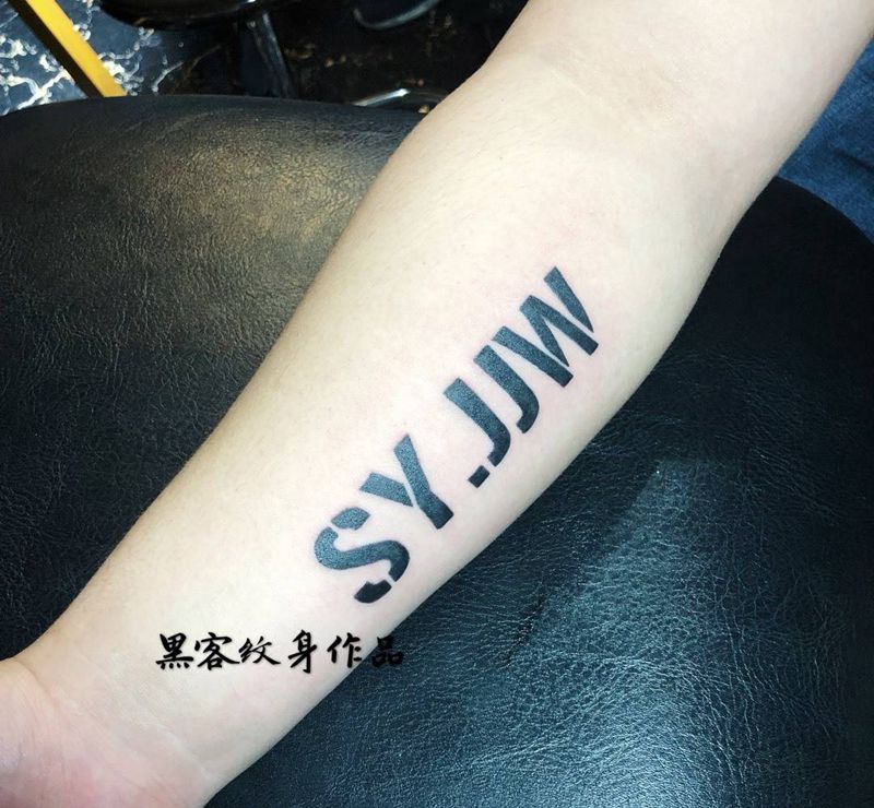 小字母纹身图片