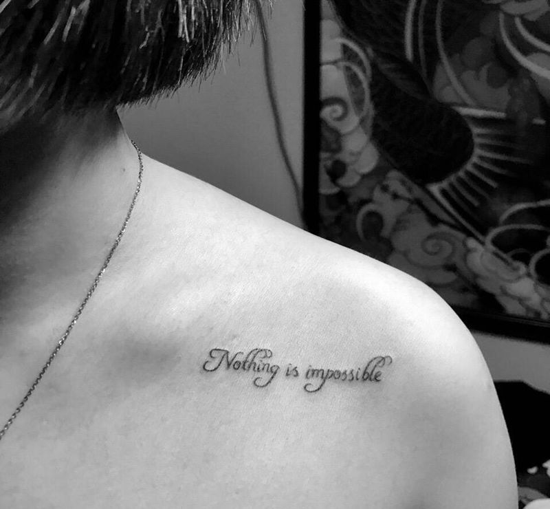 字母纹身图片_成品肩部字符纹身图案