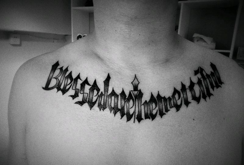 花体字纹身图片_胸部花体字纹身图案